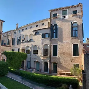 palazzo-contarini-della-porta-di-ferro.hotelslidodijesolo.com/